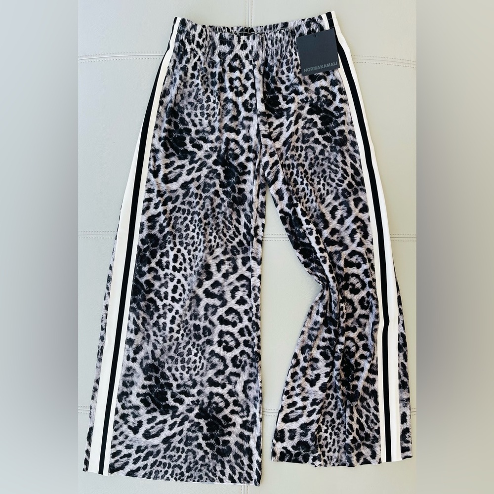 NWT! NORMA KAMALI
SIDE STRIPE BOYFRIEND ELEPHANT SWEATPANT
GREY LEOPARD
SIZE XS